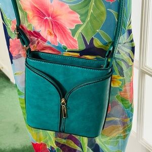 Beautiful green leather-look small crossbody bag. Gives off designer vibes!
